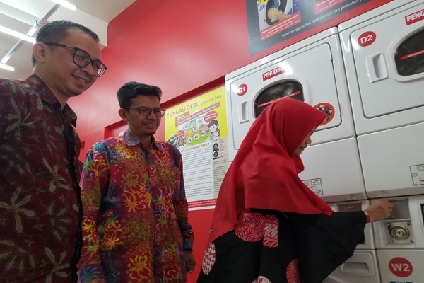 Franchise Director PT. Anugrah Lima Semesta Herlambang Prayatno (kiri) pada pembukan The Daily Wash Laundromat, Malang, Jumat (4/10/2019). Bisnis - Choirul Anam