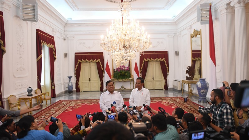 Presiden Joko Widodo (kanan) dan Ketua Umum Partai Gerindra Prabowo Subianto (kiri) memberikan keterangan pers usai melakukan pertemuan di Istana Merdeka, Jakarta, Jumat (11/10/2019). - Antara/Akbar Nugroho Gumay