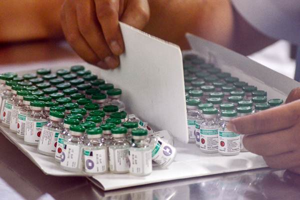Pekerja melakukan pengemasan saat memproduksi vaksin di laboratorium milik PT Bio Farma, Bandung, Jawa Barat, Selasa (28/8/2018). - ANTARA/Raisan Al Farisi