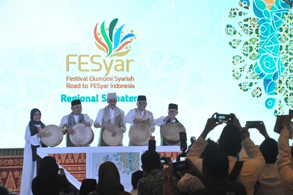 Pembukaan Festival Ekonomi Syariah (FESyar) di Ballroom Hotel Aryaduta Palembang, Sumatera Selatan, Jumat (2/8/2019). - ANTARA FOTO/Feny Selly