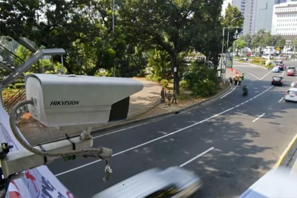Kamera pengawas tertutup terpasang di kawasan Jalan Medan Merdeka Barat, Jakarta. Foto diambil oleh  Antara pada hari Senin 1 Juli 2019. - Antara/Nova Wahyudi
