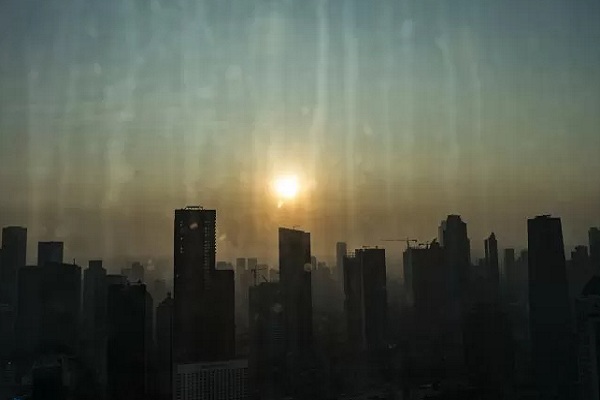 Suasana matahari terbit di Jakarta. Berdasarkan situs pemantau kualitas udara AirVisual.com, Jakarta masih termasuk kualitas udara ketujuh terburuk di dunia. - Antara
