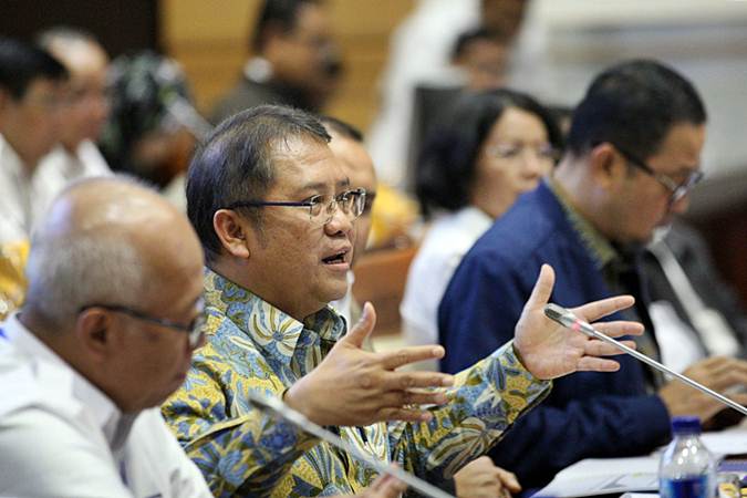 Menteri Komunikasi dan Informatika Rudiantara memberikan penjelasan pada rapat kerja dengan Komisi I DPR, di Jakarta, Senin (22/7/2019). - Bisnis/Dedi Gunawan