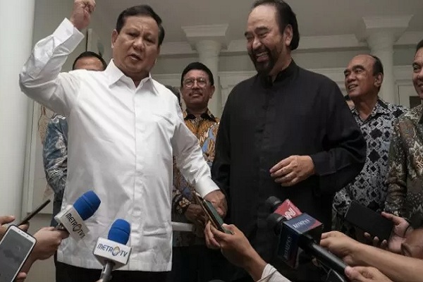 Ketua Umum Partai Gerindra Prabowo Subianto (kiri) dan Ketua Umum Partai NasDem Surya Paloh (tengah) menyampaikan keterangan pers usai melakukan pertemuan di kawasan Permata Hijau, Jakarta, Minggu (13/10/2019). - Antara