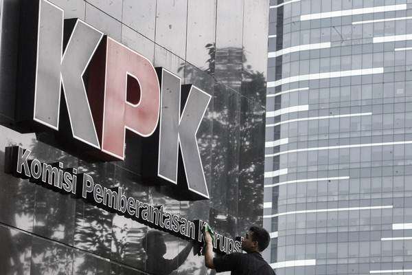 Pekerja membersihkan logo Komisi Pemberantasan Korupsi (KPK) di gedung KPK, Jakarta, Senin (5/2). - ANTARA FOTO / Muhammad Adimaja