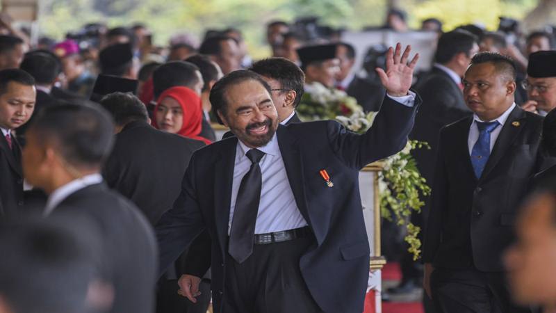 Ketua Umum Partai Nasdem Surya Paloh (tengah) melambaikan tangan sebelum memasuki ruang DPR  di Kompleks Parlemen, Senayan, Jakarta, Selasa, (1/10/2019).  - Antara