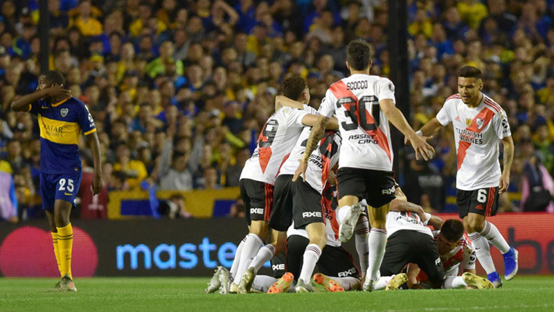 Para pemain River Plate merayakan kelolosan mereka ke final Copa Libertadores, sementara pencetak gol semata wayang Boca Juniors Jan Carlos Hurtado (kiri) tampak kecewa. - Reuters/Pablo Stefanec