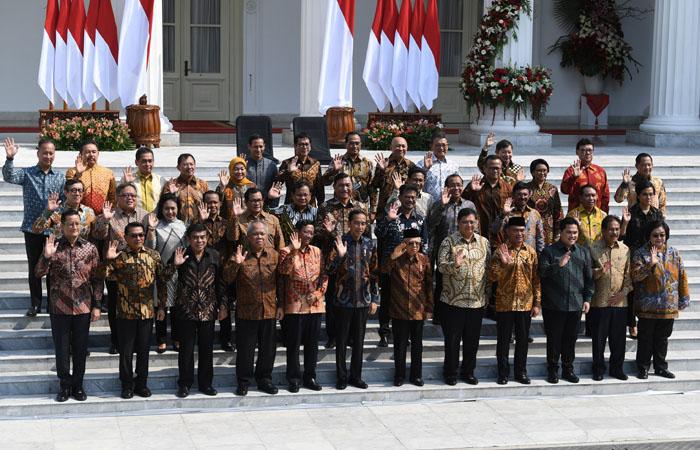 Presiden Joko Widodo bersama Wapres Ma'ruf Amin berfoto beserta jajaran menteri Kabinet Indonesia Maju di tangga Istana Merdeka, Jakarta, Rabu (23/10/2019). ANTARA FOTO/Wahyu Putro - foc.