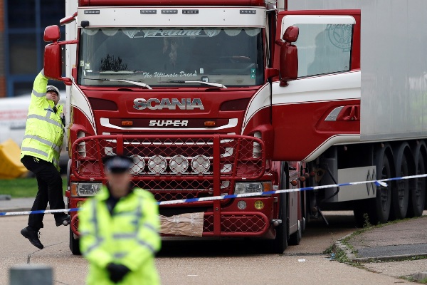 Polisi memeriksa trailer yang menjadi lokasi ditemukannya 39 jenazah di Grays, Essex, Inggris, Rabu (23/10/2019). - Reuters/Peter Nicholls