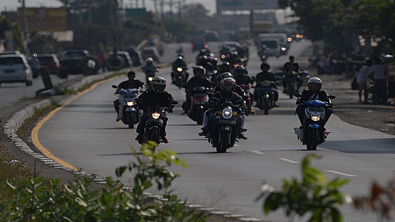 Pemudik sepeda motor melintas di Jalan Raya Pantura, Brebes, Jawa Tengah, Minggu (2/6/2019). Pada H-3, arus mudik di Jalan Raya Pantura didominasi para pemudik dengan sepeda motor. - Antara