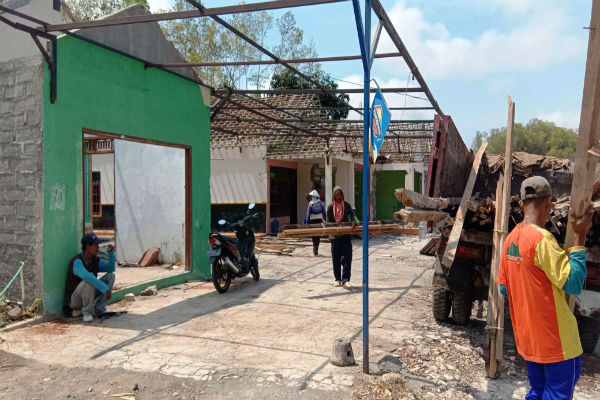 Sejumlah pekerja membongkar rumah terdampak pembangunan JJLS di Dusun Semampir, Desa Semugih, Kecamatan Rongkop, akhir pekan kemarin. - Harian Jogja/David Kurniawan