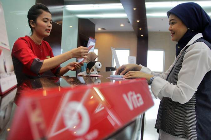 Karyawati Bank OCBC NISP melayani nasabah, di Jakarta, Senin (1/7/2019). - Bisnis/Triawanda Tirta Aditya