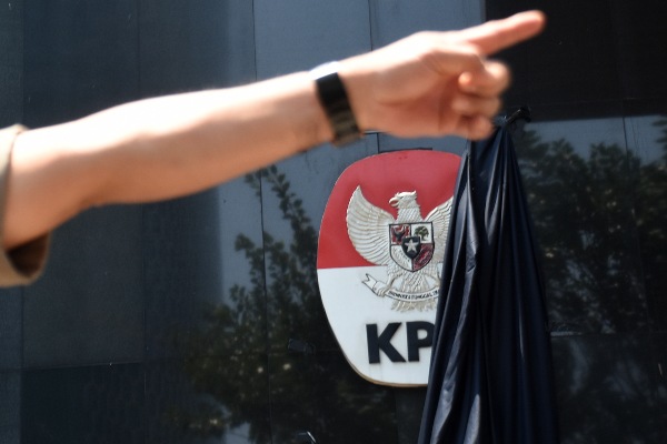 Selembar kain hitam yang menutupi logo Komisi Pemberantasan Korupsi (KPK) tersibak saat berlangsungnya aksi dukungan untuk komisi tersebut di Gedung Merah Putih KPK, Jakarta, Selasa (10/9/2019). - ANTARA FOTO/Indrianto Eko Suwarso