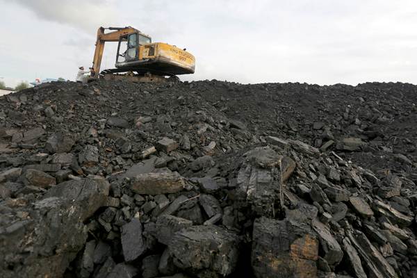 Aktivitas bongkar muat batu bara di salah satu tempat penampungan di Balikpapan, Kalimantan Timur, Rabu (3/10/2018). - ANTARA/Irwansyah Putra