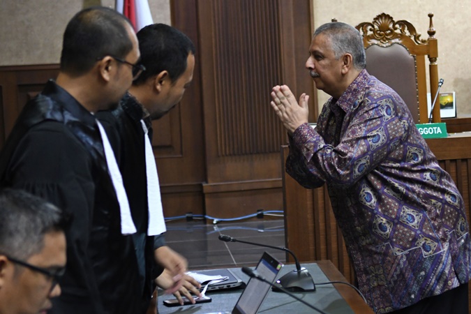 Terdakwa kasus suap proyek PLTU Riau-1 Sofyan Basir (kanan) berbincang dengan jaksa penuntut umum sebelum sidang lanjutan di Pengadilan Tipikor, Jakarta, Senin (21/10/2019). - ANTARA/Aditya Pradana Putra