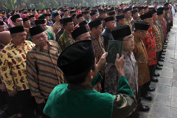 Sejumlah pejabat eselon III dan IV diambil sumpahnya pada pelantikan Pejabat Administrasi di lingkungan Pemerintah Provnsi (Pemprov) DKI Jakarta - Antara
