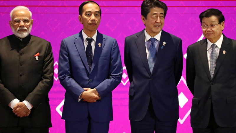 Presiden Joko Widodo bersama (dari kiri ke kanan) Perdana Menteri India Narendra Modi, PM Kepang Shinzo Abe, dan PM Laos Thongloun Sisoulith pada East Asia Summit di Bangkok, Thailand, pada Senin (4/11/2019). - Reuters/Athit Perawongmetha