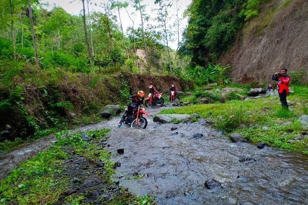 Peserta CRF Day X-Pedition East Java melewati sungai berbatu di lereng Gunung Kelud, Sabtu (9/11/2019). - Bisnis/Miftahul Ulum