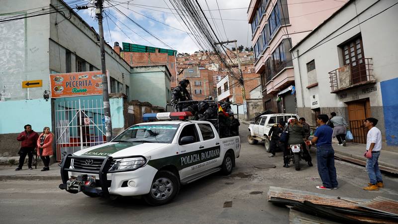 Petugas polisi berpatroli kendaraan di dekat alun-alun Murillo setelah Presiden Bolivia Evo Morales mengumumkan pengunduran dirinya pada hari Minggu (0/11/2019) di La Paz. - Reuters