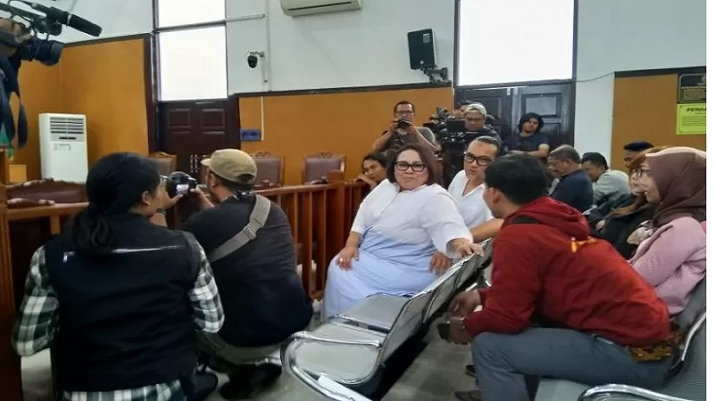Komedian Srimulat Nunung dan suaminya July Jan Sambiran duduk di kursi pengunjung sidang Pengadilan Negeri Jakarta Selatan, jelang persidangan, Rabu (6/11/2019). - Antara