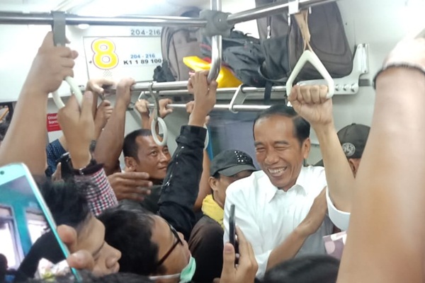 Presiden Jokowi naik kereta commuter bersama penumpang KRL tujuan Bogor, Rabu (6/2/2019) - Dok. Agus Gumiwang Kartasasmita
