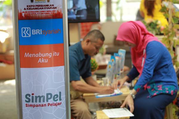 Petugas memberikan penjelasan kepada pengunjung di stan peserta IB Vaganza Expo Keuangan Syariah di Jakarta, Jumat (5/10/2018). - JIBI/Dwi Prasetya