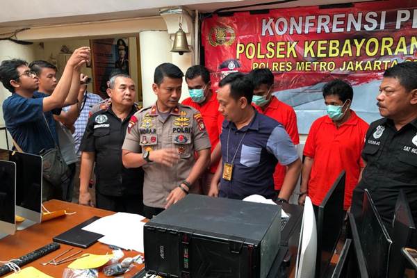 Kapolsek Metro Kebayoran Lama Kompol Indra Radunikarta (tengah) saat menyampaikan informasi tertangkapnya pelaku pembobolan kantor katadata.co.id - Bisnis/Sholahuddin Al Ayyubi