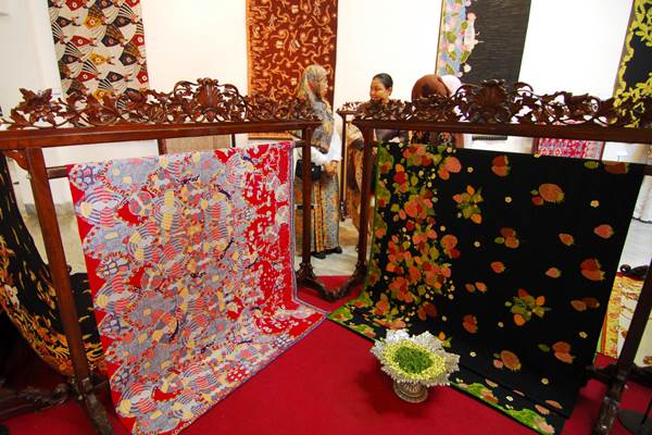 Pengunjung menyaksikan pameran batik - Antara