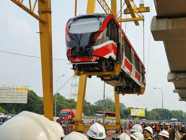 Proses pengangkatan kereta pertama LRT Jabodebek di pitstop Stasiun Harjamukti, Minggu (13/10/2019). - Bisnis/Rio Sandy Pradana