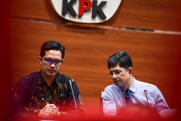 Wakil Ketua KPK Laode Muhammad Syarif (kanan) didampingi juru bicara KPK Febri Diansyah memberikan keterangan pers terkait penetapan tersangka kasus korupsi di gedung KPK, Jakarta, Senin (29/4/2019). - ANTARA FOTO/Hafidz Mubarak