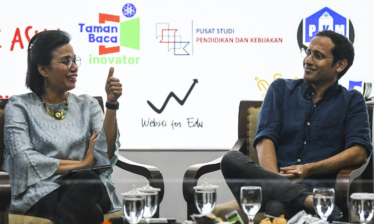 Menteri Keuangan Sri Mulyani (kiri) dan Menteri Pendidikan dan Kebudayaan Nadiem Anwar Makarim (kanan) menjadi pembicara dalam diskusi di Gedung Kementerian Pendidikan dan Kebudayaan, Jakarta, Sabtu (30/11/2019). - ANTARA /Galih Pradipta