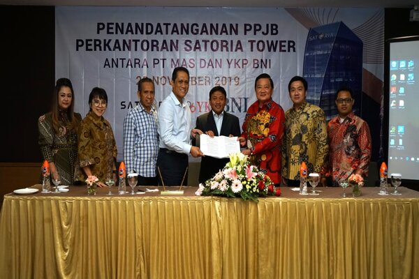 Presiden Direktur Satoria Group, Alim Satria (ketiga kanan) dan Direktur BNI, Bob Tyasika Ananta (keempat kanan) saat penandatanganan Perjanjian Pengikatan Jual Beli (PPJB) antara BNI dan Satoria Group di Surabaya, (29/11/2019). - Dok Satoria