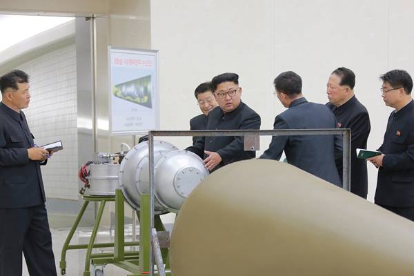 Pemimpin Korea Utara Kim Jong-Un saat memberi panduan program senjata nuklir dalam foto tak bertanggal yang  dirilis Kantor Berita Pusat Korea Utara Korea Utara. - Reuters
