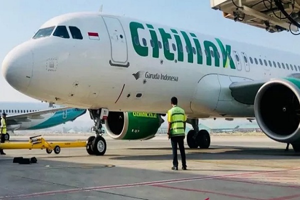 Petugas mengecek pesawat terbang Maskapai Citilink yang mengalihkan sementara 72 penerbangan dari Halim ke Soekarno-Hatta. - Istimewa