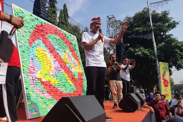 Gubernur Jawa Tengah Ganjar Pranowo berorasi dalam acara Perayaan Hari Antikorupsi Dunia (Hakordia) di Semarang, Jawa Tengah, pada Minggu (8/12 - 2019) 