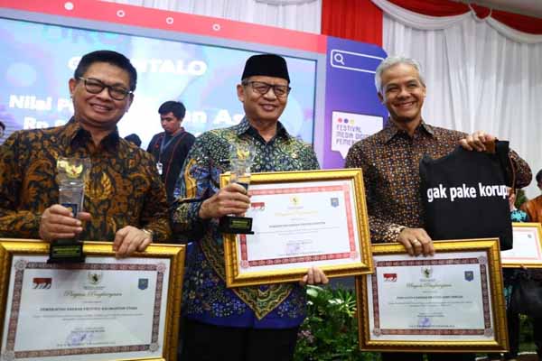 Gubernur Jawa Tengah Ganjar Pranowo (kanan) berfoto usai menerima penghargaan Pemerintah Daerah Provinsi dengan predikat terbaik capaian aksi koordinasi dan supervisi pencegahan korupsi secara nasional tahun 2019 - Istimewa