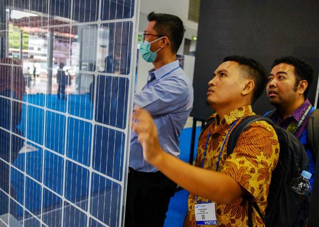 Ilustrasi: Aktivitas pengunjung pada pameran Internasional Panel Surya & Smart City (Solartech Indonesia 2019) di JIExpo Kemayoran, Jakarta, Kamis (4/4/2019). - Bisnis/Felix Jody Kinarwan