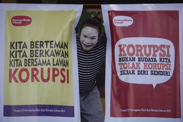 Seniman asal Aceh, Rasyidin Wig Maroe menampilkan pertunjukan pantomim di hadapan siswa SD Negeri Mojosongo VI Solo, Jawa Tengah, Senin (9/12/2019). Aksi memperingati Hari Antikorupsi Sedunia tersebut untuk mengedukasi siswa sekolah dasar agar menolak budaya korupsi - ANTARA FOTO/Maulana Surya