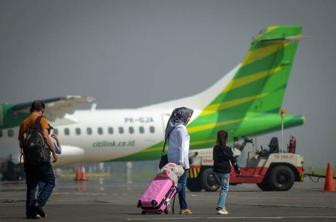 Penumpang berjalan memasuki pesawat di Bandara Husein Sastranegara, Bandung, Jawa Barat, Senin (1/7/2019). - ANTARA/Raisan Al Farisi