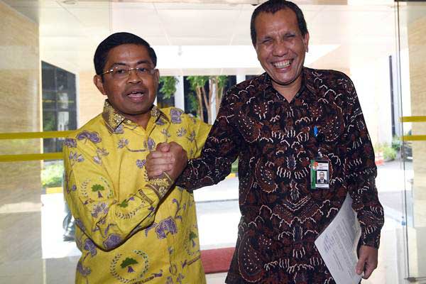 Arsip - Idrus Marham (kiri) menyambut Deputi Bidang Pencegahan KPK Pahala Nainggolan di Kantor DPP Partai Golkar, Jakarta, Senin (18/9)./ANTARA FOTO - Sigid Kurniawan