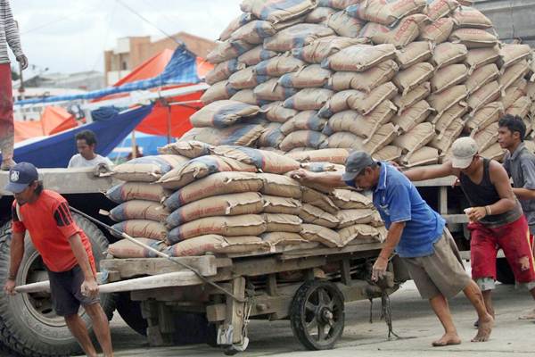 Pekerja memindahkan semen ke atas kapal di Pelabuhan Paotere Makassar, Sulawesi Selatan, Rabu (29/11). - JIBI/Paulus Tandi Bone 