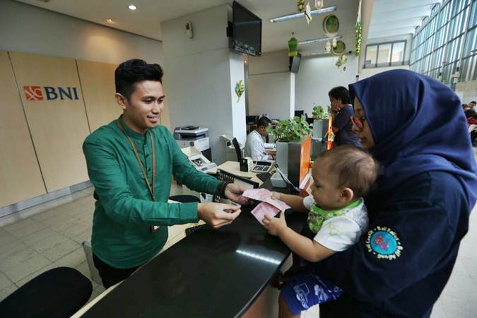 Karyawan melayani nasabah pada operasional terbatas di BNI Cabang Jakarta Kota, Senin (3/6/2019). - Bisnis/Nurul Hidayat  