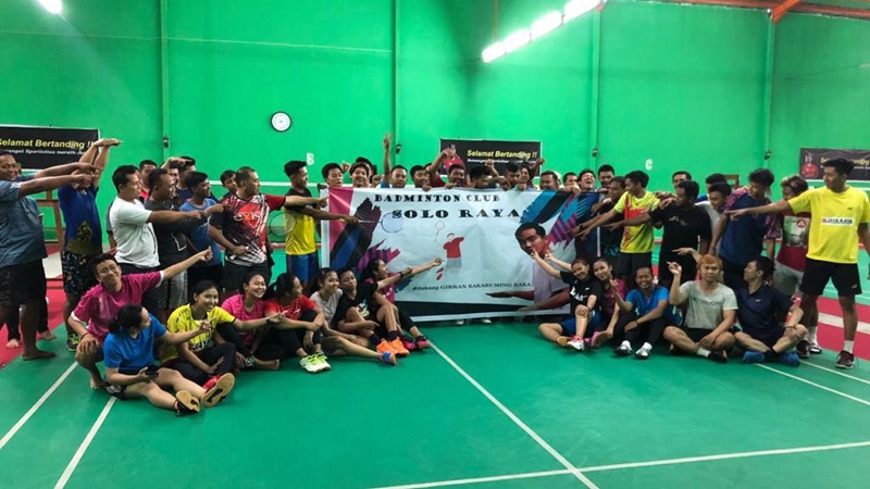 Atlet badminton yang tergabung dalam Badminton Club Solo Raya melakukan deklarasi mendukung Gibran Rakabuming Raka dalam pemilihan Wali Kota Solo Periode 2020-2025. - Istimewa