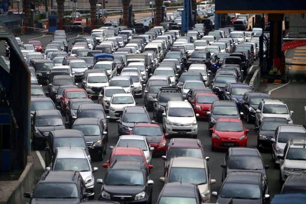 Antrean mobil terjebak kemacetan di jalan tol dalam kota di Jakarta, Senin (6/3). - JIBI/Nurul Hidayat