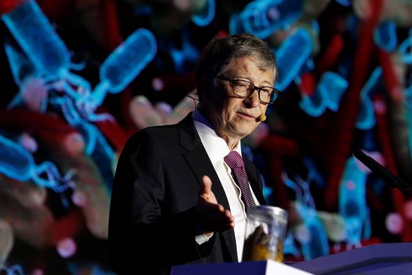 Pendiri Microsoft, Bill Gates, menunjuk sebuah toples berisi kotoran manusia saat berpidato di Reinvented Toilet Expo yang menampilkan teknologi sanitasi di Beijing. - Reuters
