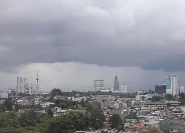 Awan hujan menggelayuti wilayah Jakarta - Bisnis.com/Andhika