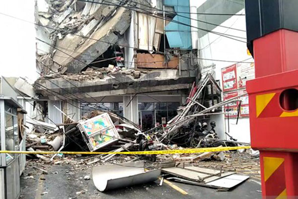 Mini market yang tertimpa reruntuhan gedung yang ambruk di Kota Bambu Selatan, Palmerah, Jakarta Barat, Senin (6/1/2020). - Antara/Devi Nindy 
