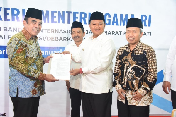 Wakil Gubernur Jawa Barat Uu Ruzhanul Ulum girang usai menerima Surat Keputusan (SK) Penetapan Bandara Internasional Jawa Barat (BIJB) sebagai bandara Embarkasi/Demarkasi Haji 2020 dari Menteri Agama RI Fachrul Razi. - Istimewa