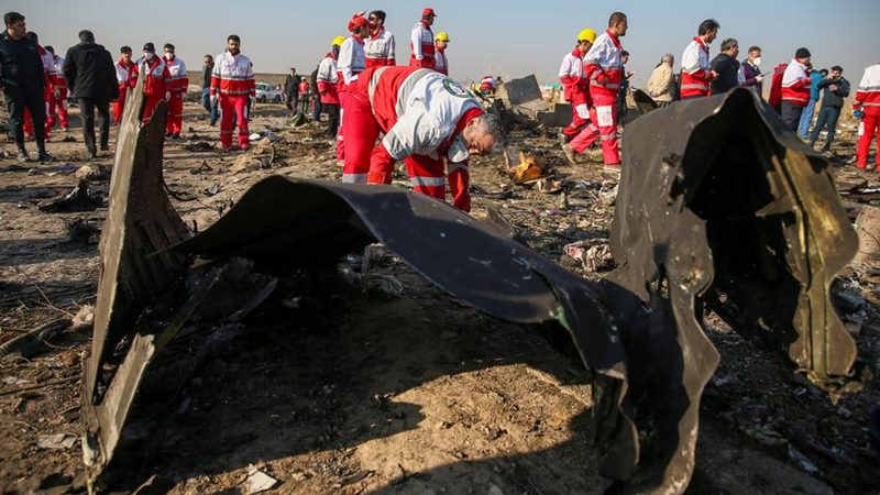 Puing-puing pesawat milik Ukraine International Airlines, yang jatuh setelah lepas landas dari bandara Iran Imam Khomeini, terlihat di pinggiran Teheran, Iran 8 Januari 2020. - Nazanin Tabatabaee / WANA (Kantor Berita Asia Barat) via REUTERS