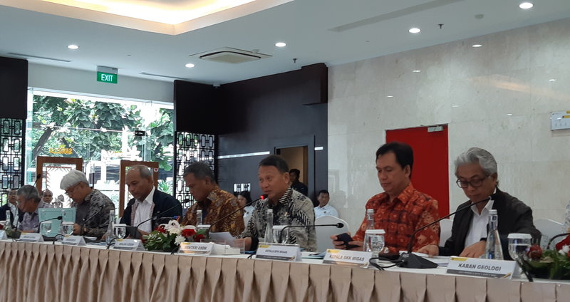 Menteri ESDM Arifin Tasrif (ketiga kanan) serta jajaran sedang memaparkan capaian kinerja 2019 dan program 2020 di kantor Kementerian ESDM, Jakarta, Kamis (9/1/2020). - Bisnis/Ni Putu Eka Wiratmini